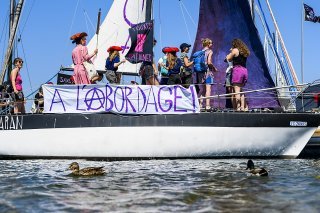 Un voilier aux couleurs de la Grève féministe a accosté à Ouchy.